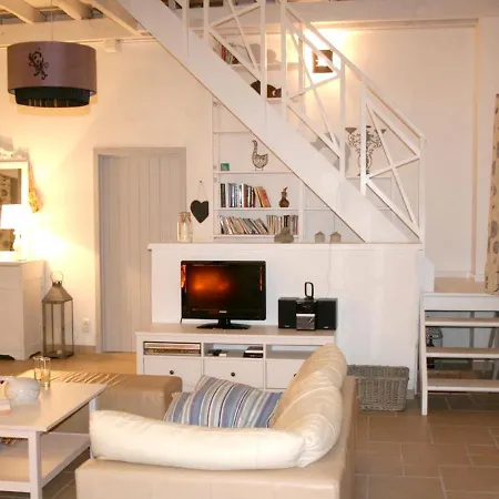 Elegante A Avec Piscine Léobard